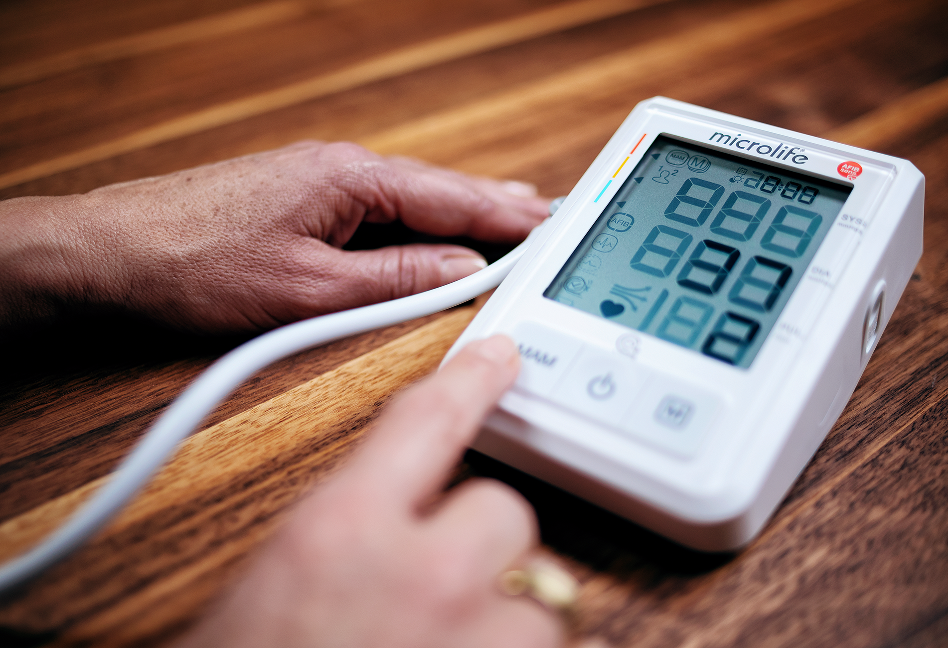 InUse_BP-B3-AFIB_woman-measurement-detail-1.png